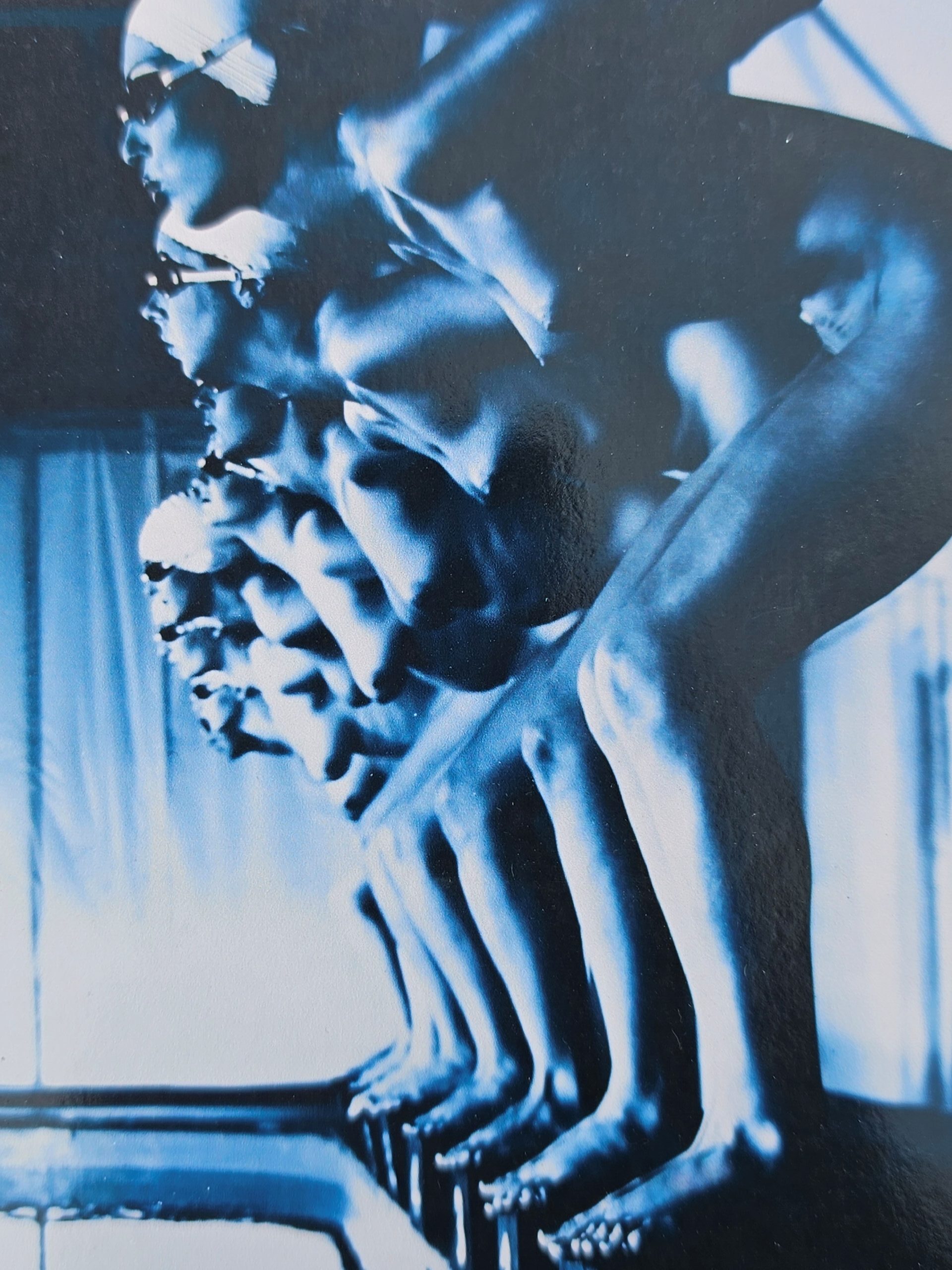 Ready to dive, blue-toned darkroom print by Michael Joseph, “Pool Ladies” (1988) un bijou : Érotisme suspendu, tirage signé & livraison offerte