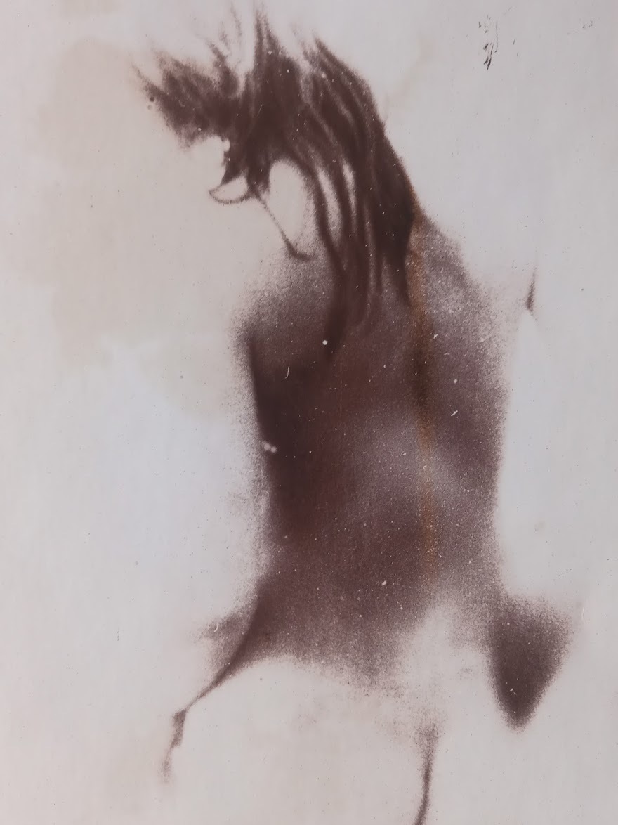 Nivea désormais en pot – Femme au bord de la baignoire Version artistique décolorée rose pâle par Michael Joseph