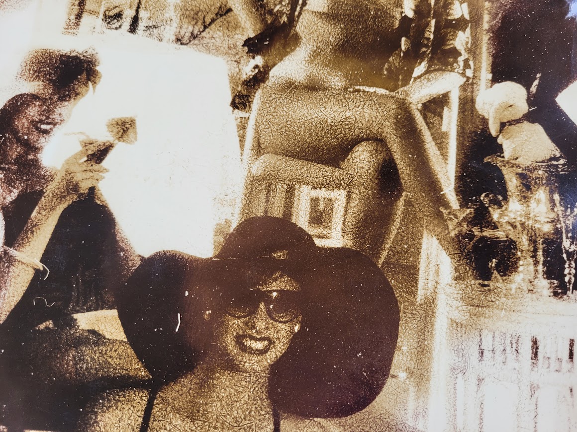 Mill Hill Pool Ladies, zoom rêveur - imprimé kodalith aux tons bruns doux