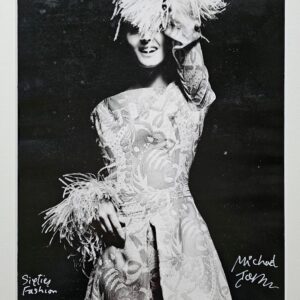 Mode des années 60 : femme en robe faite de vieux rideaux, avec des manches originales