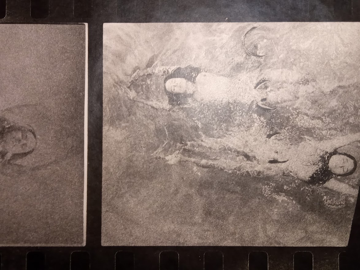 Paire de femmes nues nageant en directions opposées, de la série pool ladies par Michael Joseph