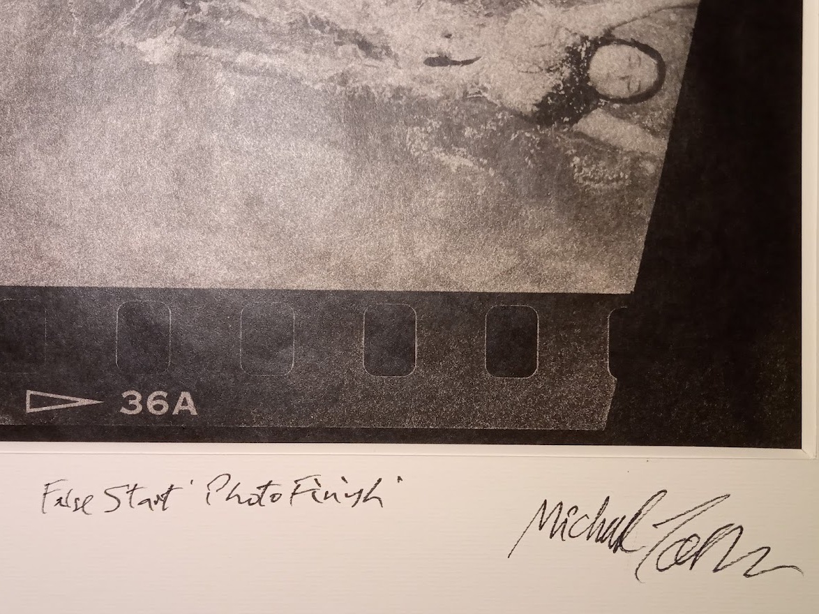 Paire de femmes nues nageant en directions opposées, de la série pool ladies par Michael Joseph