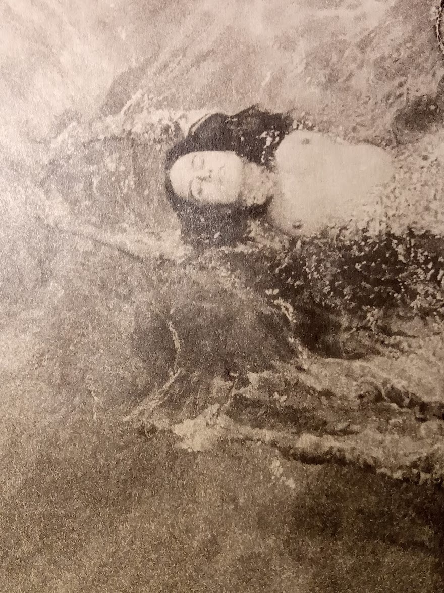 Paire de femmes nues nageant en directions opposées, de la série pool ladies par Michael Joseph