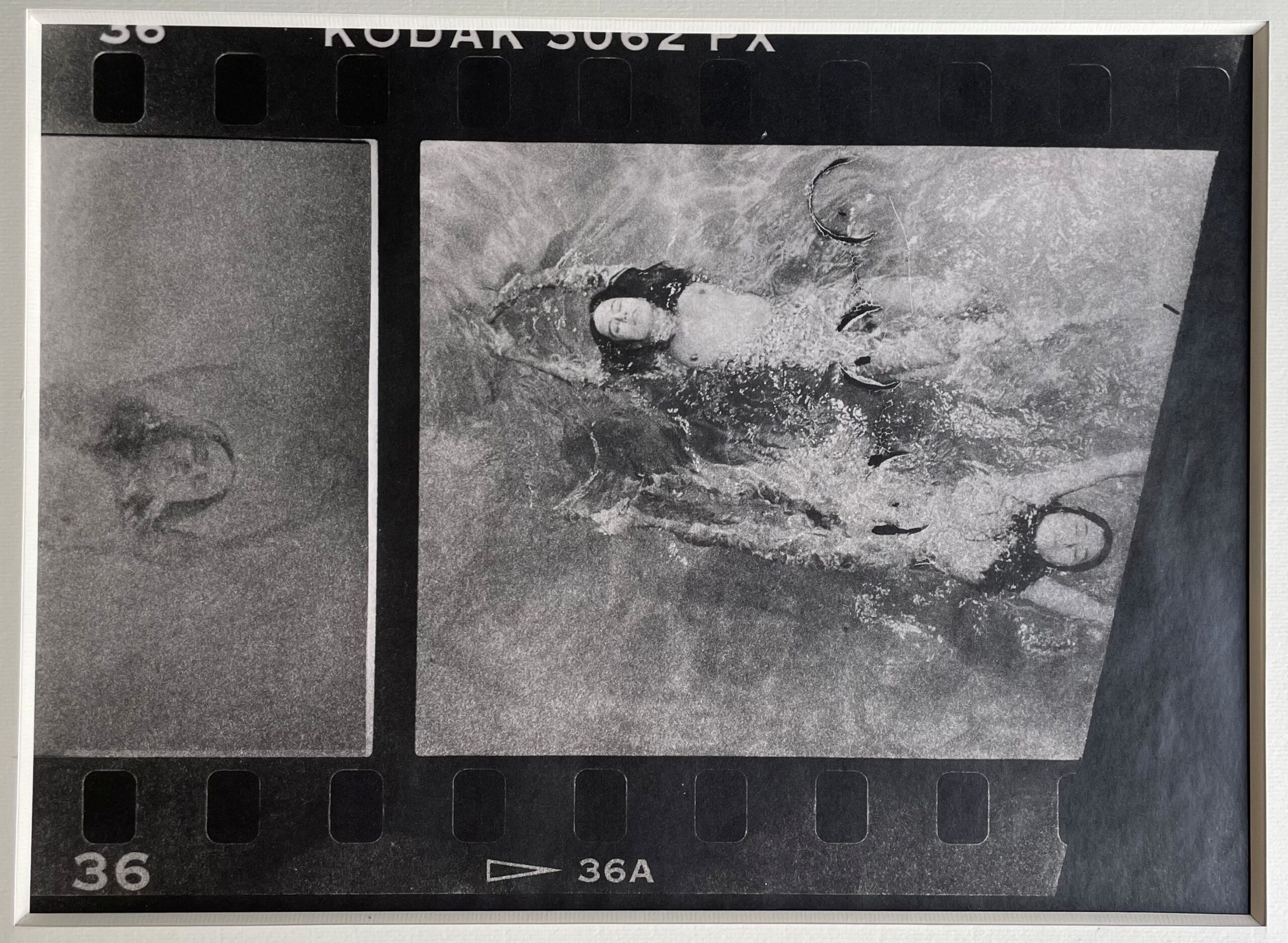 Paire de femmes nues nageant en directions opposées, de la série pool ladies par Michael Joseph