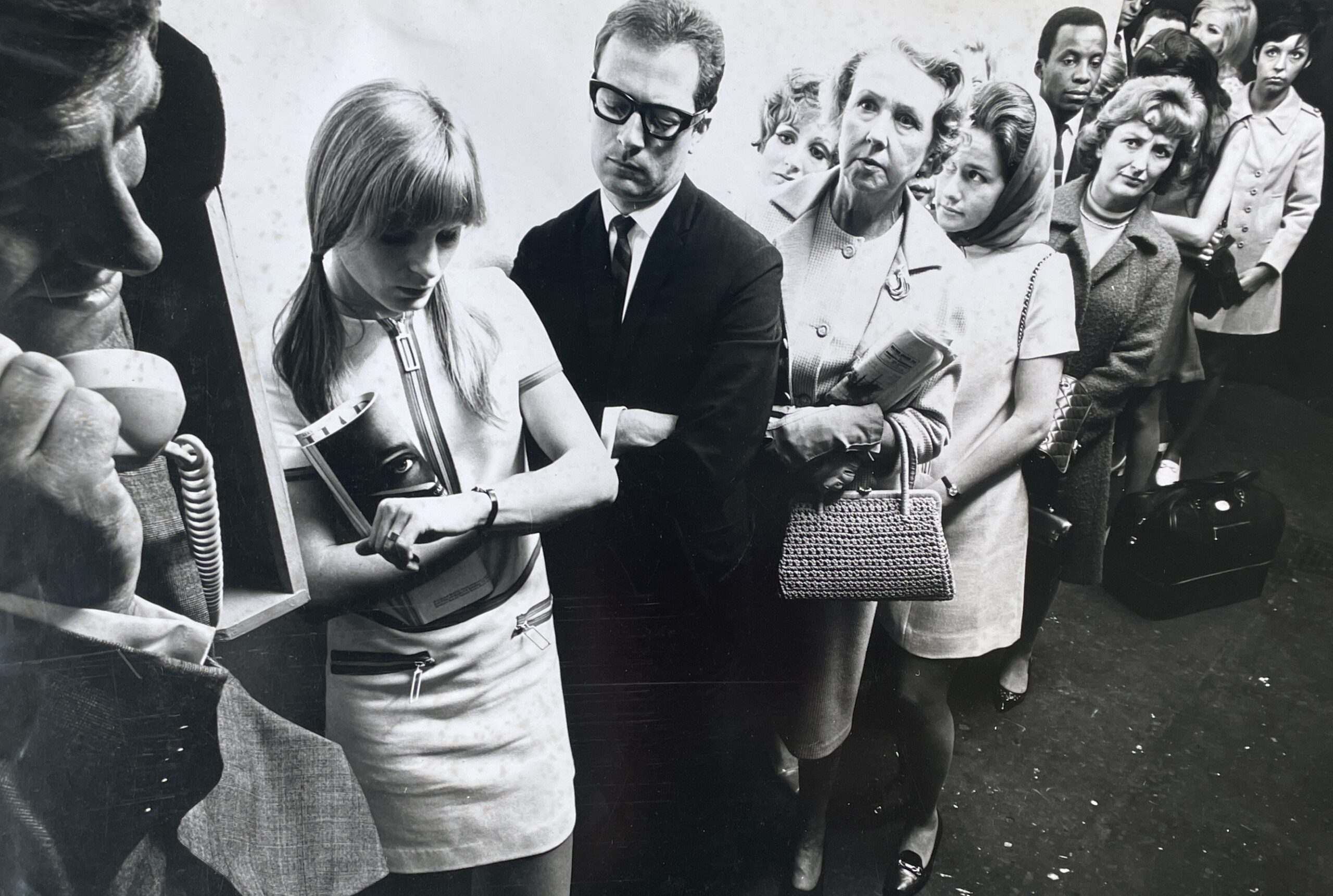 Personnes faisant la queue pour une société de téléphonie britannique par Michael Joseph