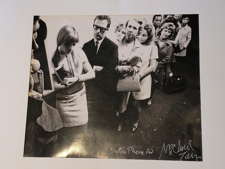 Personnes faisant la queue pour une société de téléphonie britannique par Michael Joseph