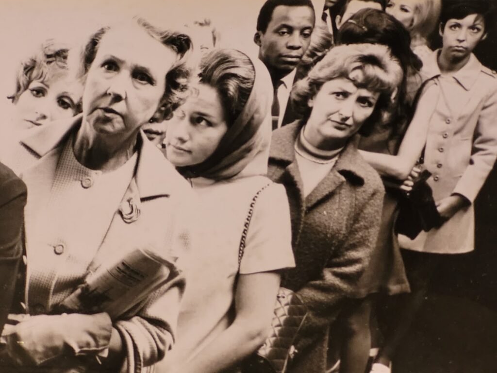 Personnes faisant la queue pour une société de téléphonie britannique par Michael Joseph