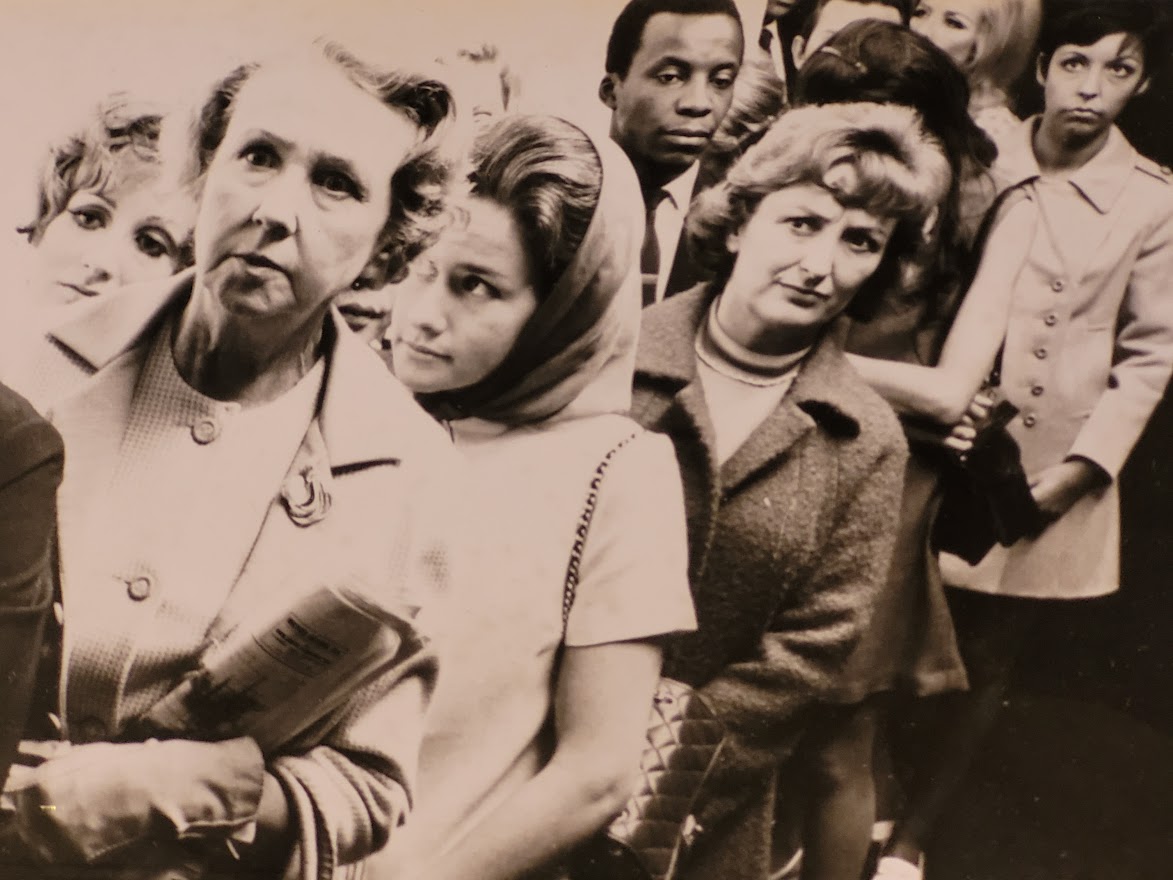 Personnes faisant la queue pour une société de téléphonie britannique par Michael Joseph