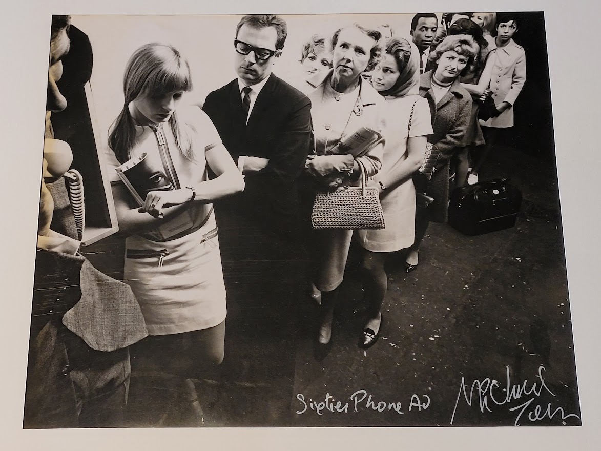 Personnes faisant la queue pour une société de téléphonie britannique par Michael Joseph