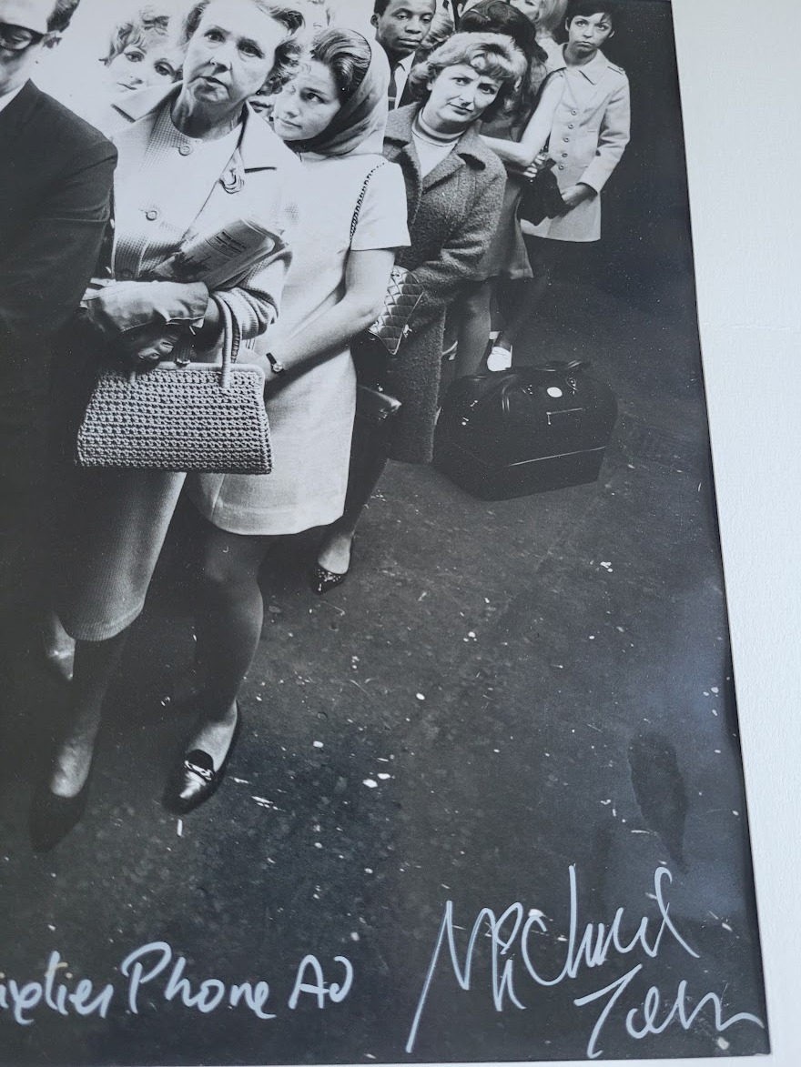 Personnes faisant la queue pour une société de téléphonie britannique par Michael Joseph