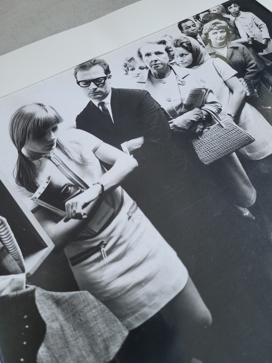 Personnes faisant la queue pour une société de téléphonie britannique par Michael Joseph