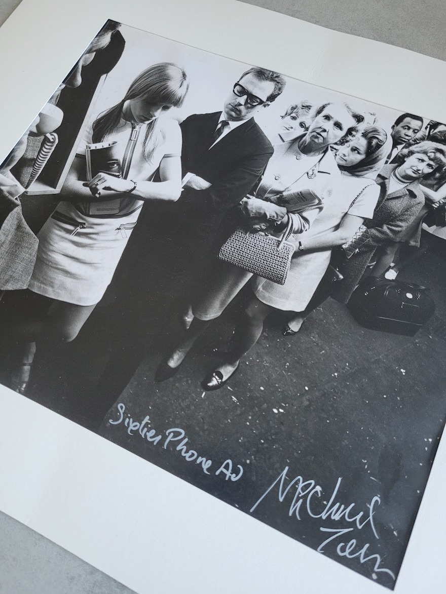 Personnes faisant la queue pour une société de téléphonie britannique par Michael Joseph