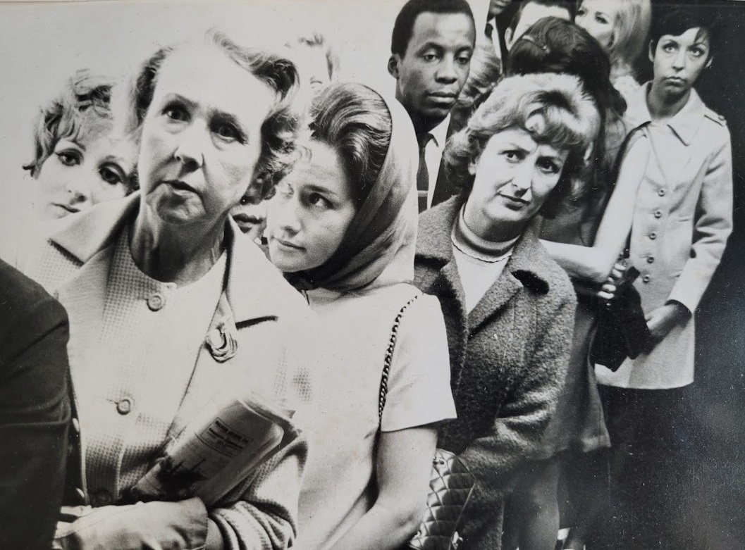 Personnes faisant la queue pour une société de téléphonie britannique par Michael Joseph