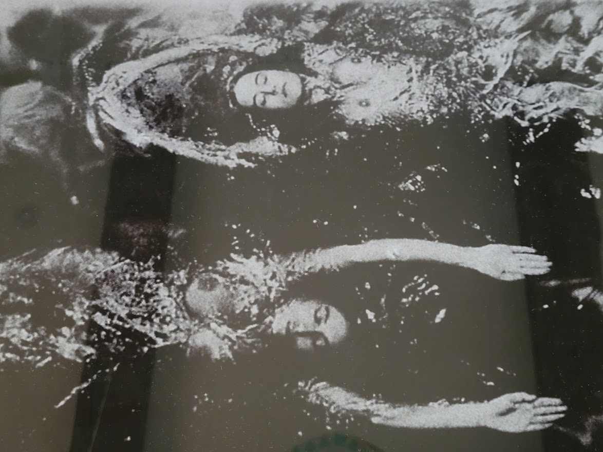 Femmes nues nageant directions opposées Pool ladies Playboy photoshoot piscine par Michael Joseph