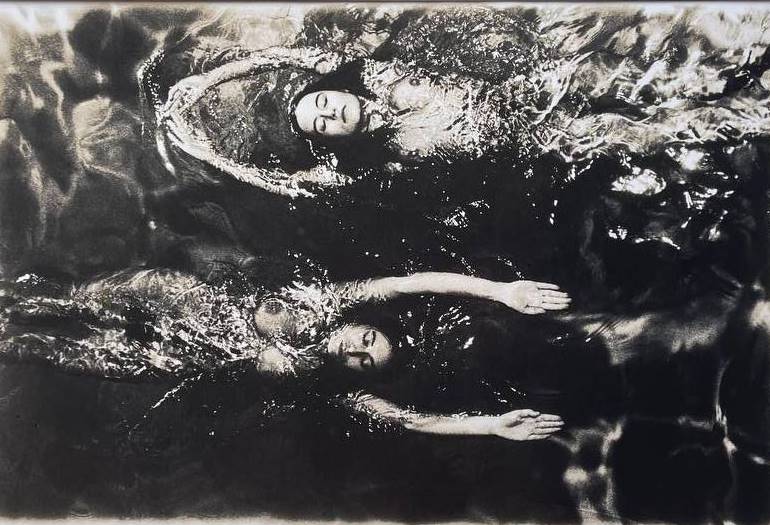 Femmes nues nageant directions opposées Pool ladies Playboy photoshoot par Michael Joseph