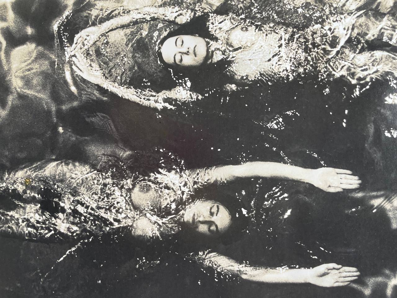 Femmes nues nageant directions opposées Pool ladies Playboy photoshoot piscine par Michael Joseph