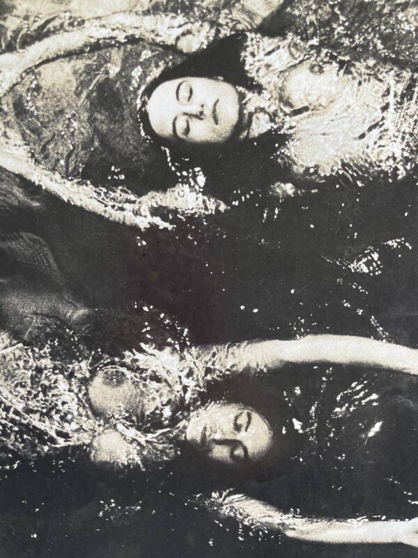 Femmes nues nageant directions opposées Pool ladies Playboy photoshoot par Michael Joseph