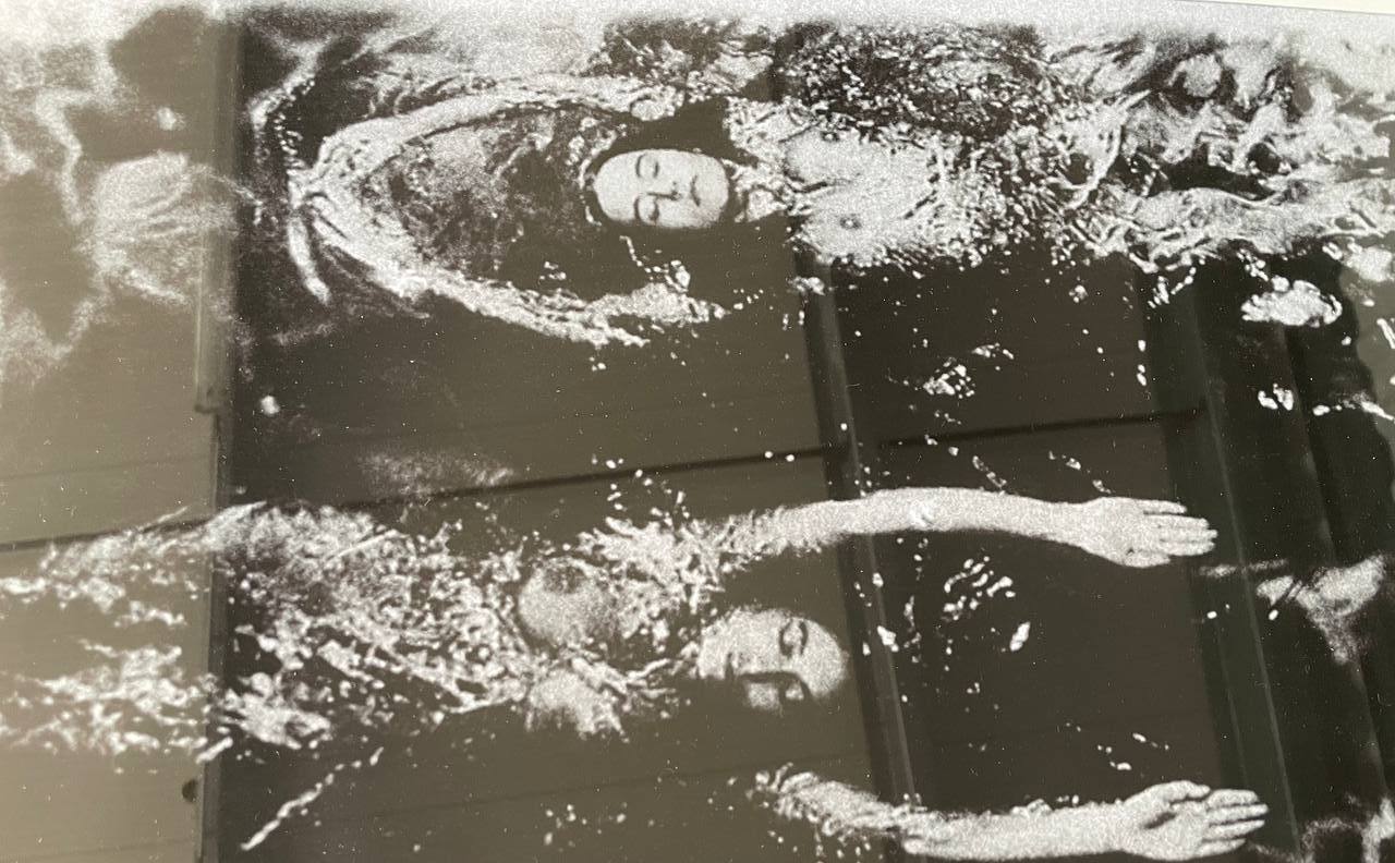 Femmes nues nageant directions opposées Pool ladies Playboy photoshoot par Michael Joseph