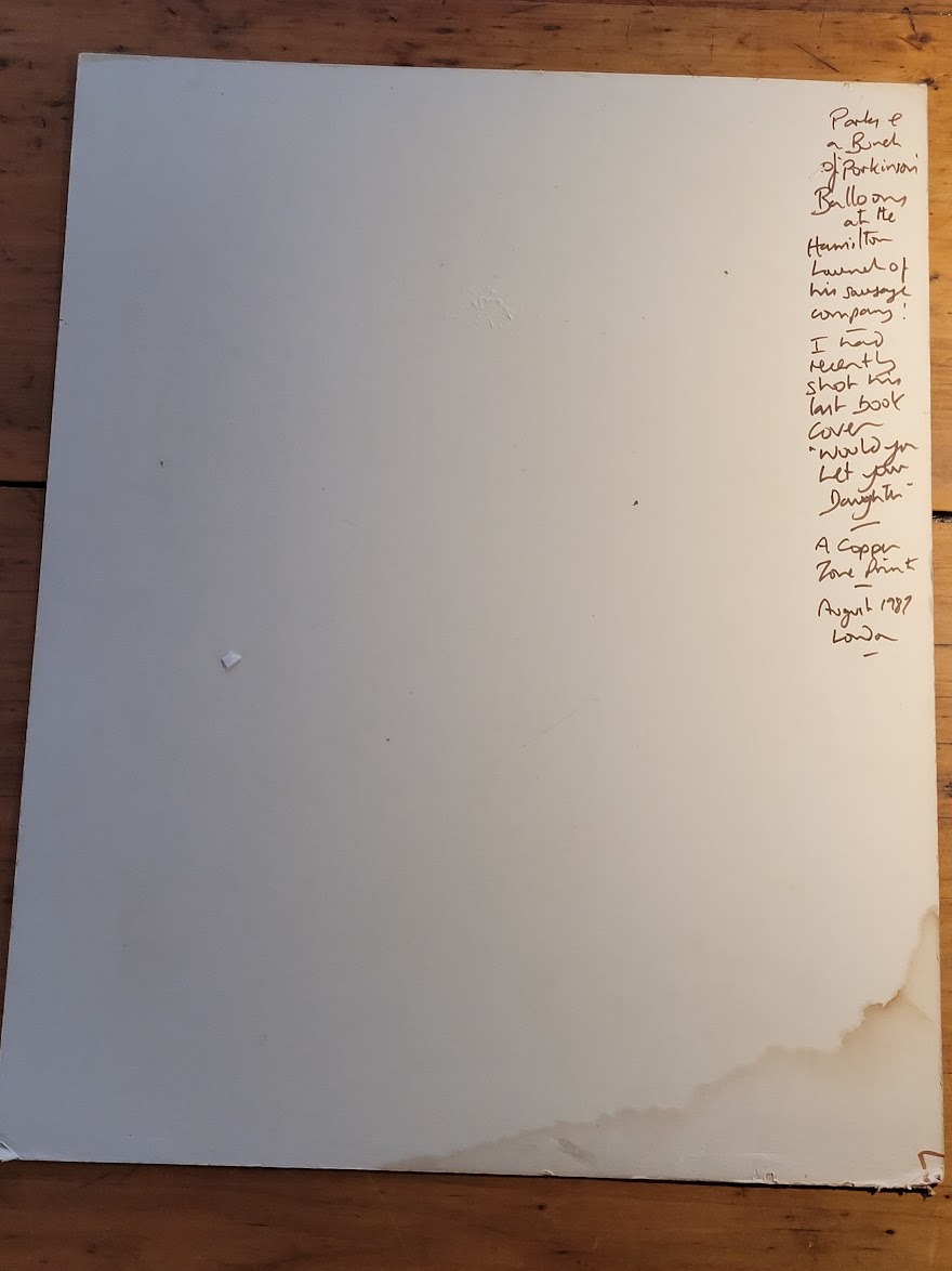 Un homard et trois bananes (tirage authentique noir et blanc réalisé en chambre noire) par Michael Joseph