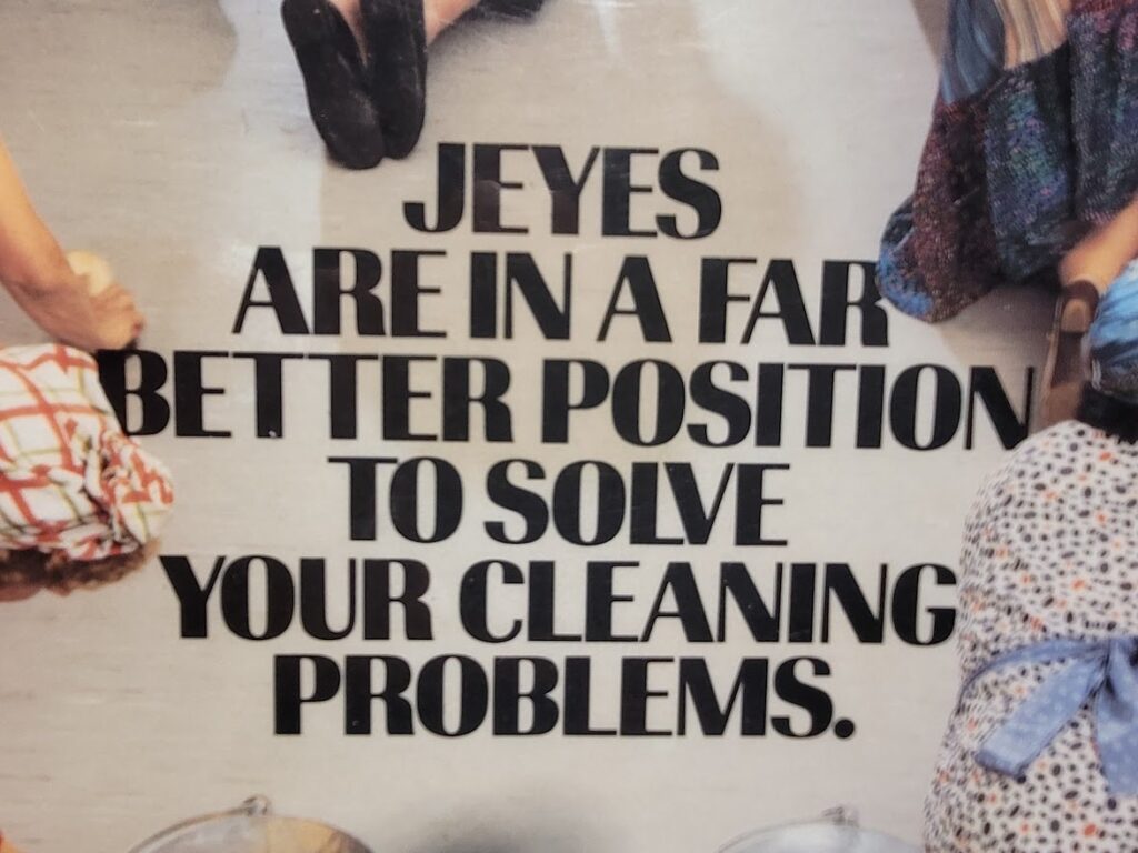 Femmes de ménage à genoux avec leurs seaux pour Jeyes' Hygiene publicité woke par Michael Joseph
