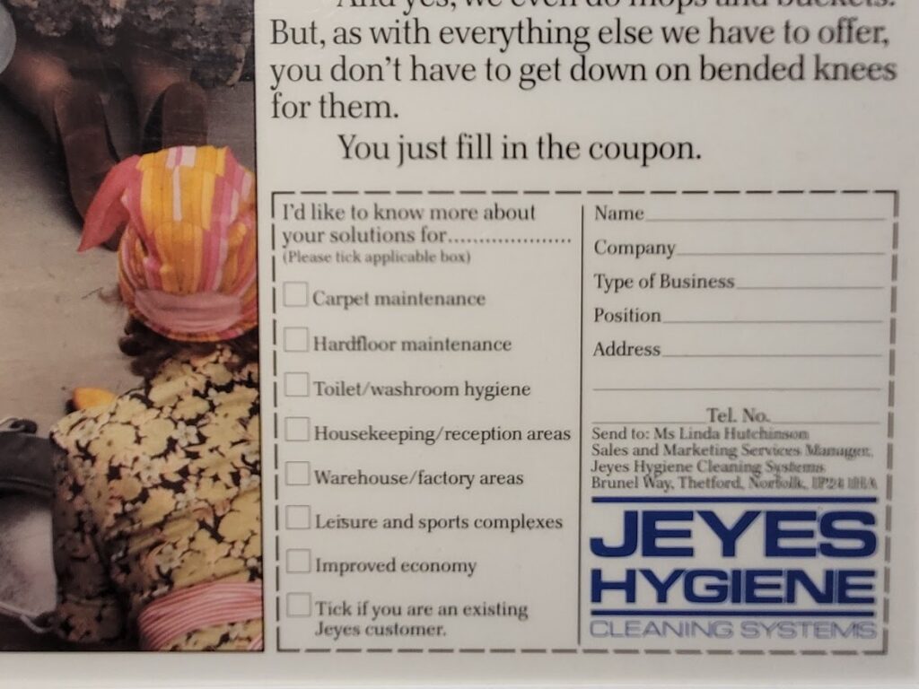 Femmes de ménage à genoux avec leurs seaux pour Jeyes' Hygiene publicité woke par Michael Joseph
