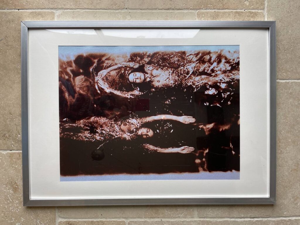 Dames de la piscine nageant dans des directions opposées, ton prune, par Michael Joseph