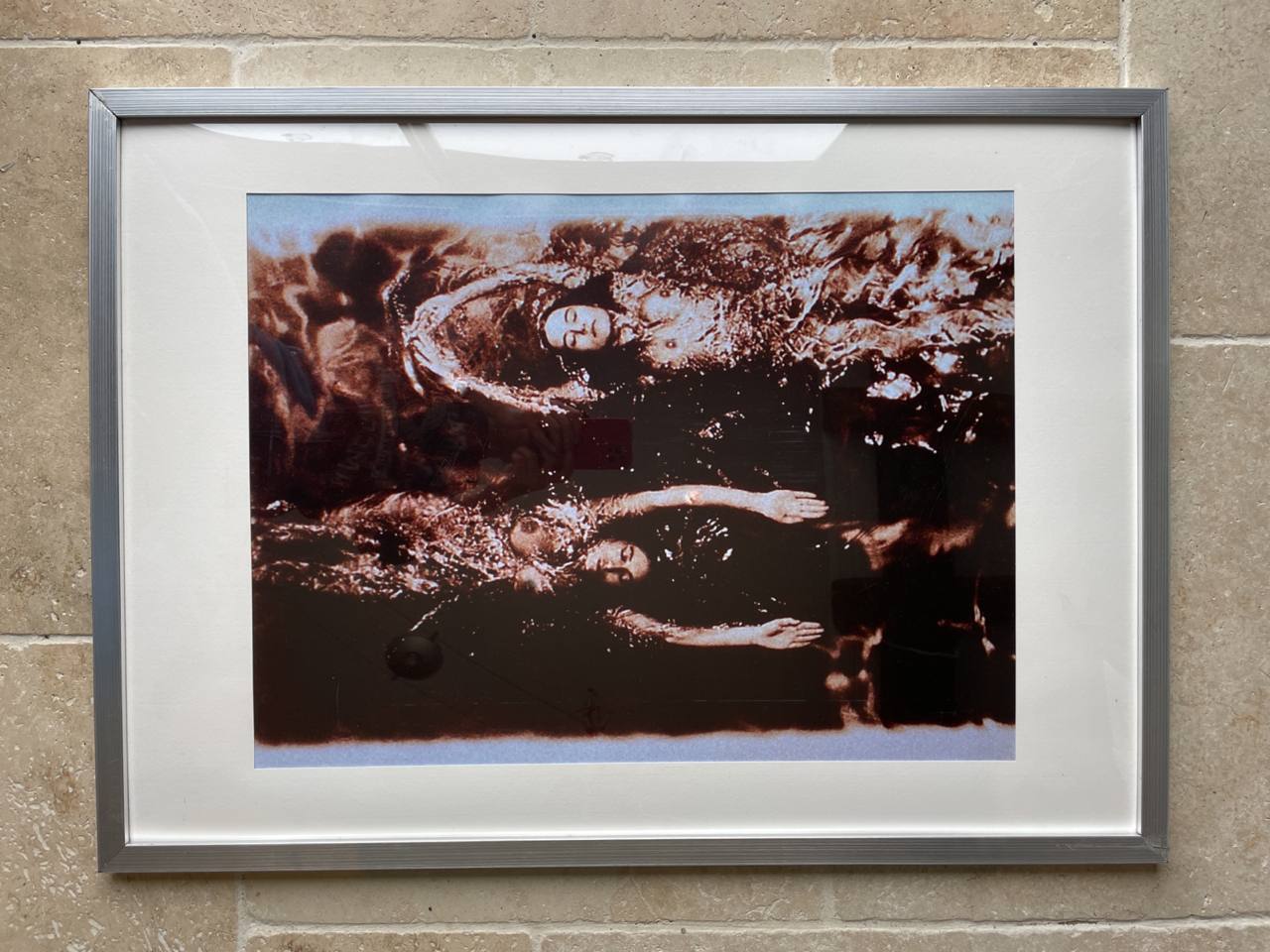 Dames de la piscine nageant dans des directions opposées, ton prune, par Michael Joseph