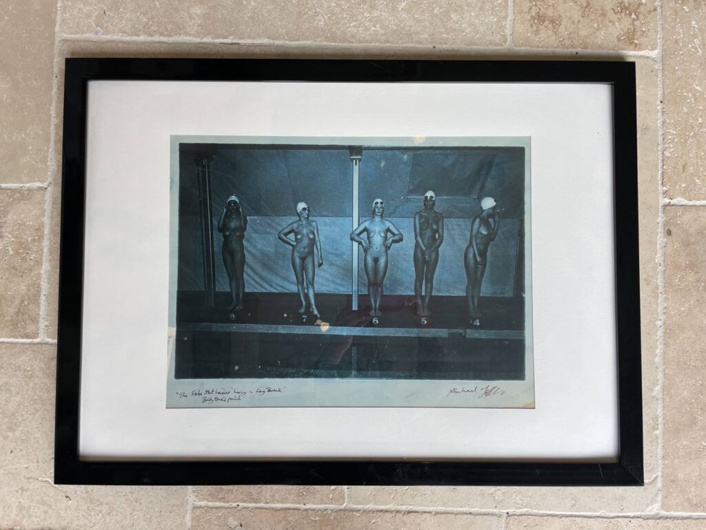 Fumer une cigarette, mannequins se détendant nus pendant leur pause, séance photo des dames de la piscine Playboy à Londres, par Michael Joseph