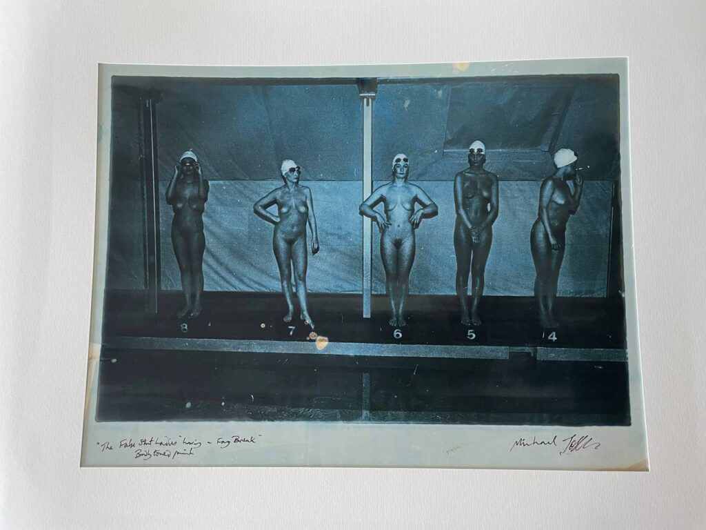 Fumer une cigarette, mannequins se détendant nus pendant leur pause, séance photo des dames de la piscine Playboy à Londres, par Michael Joseph