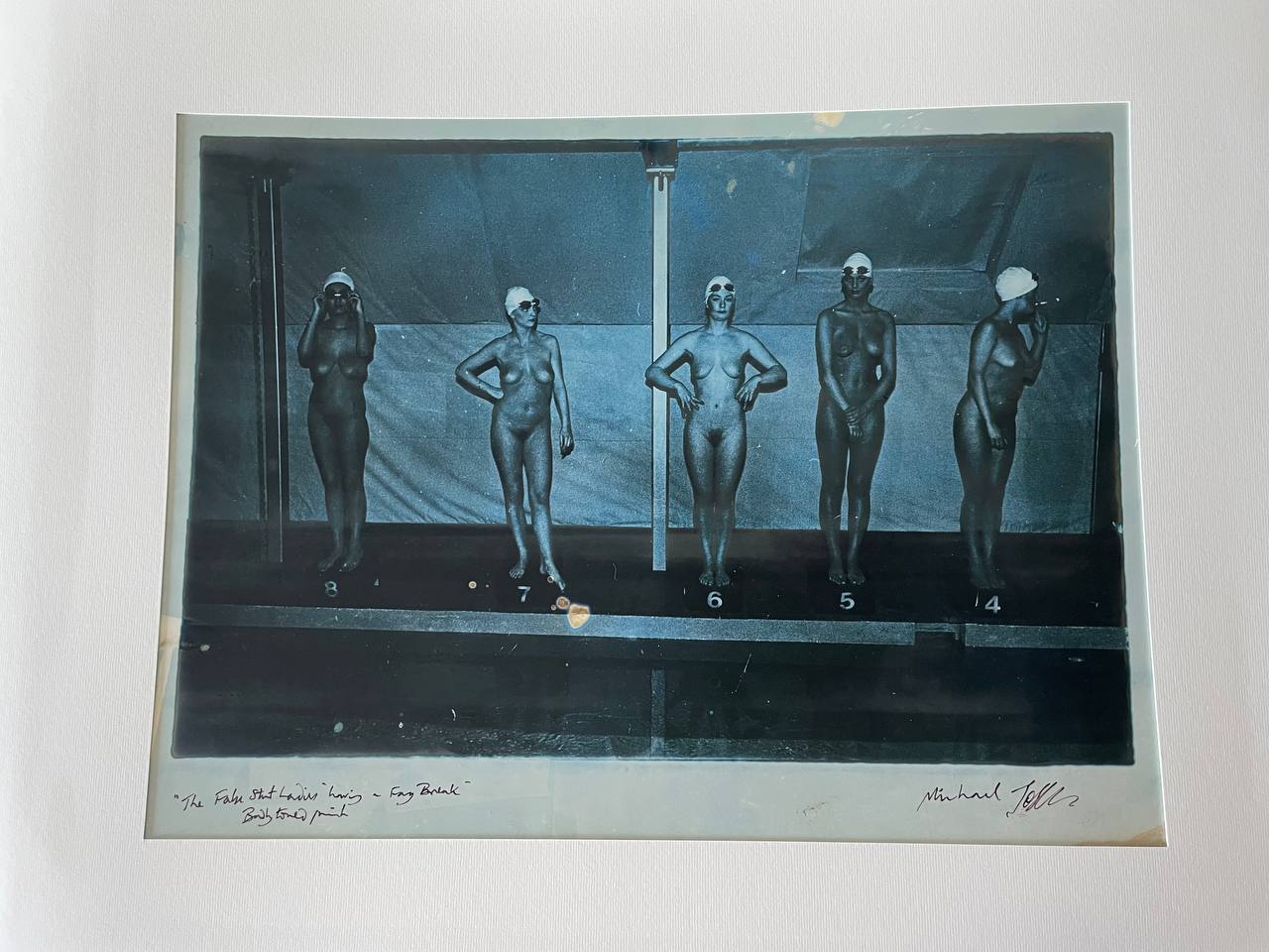 Mannequins se détendant nus pendant leur pause, séance photo des dames de la piscine Playboy à Londres, par Michael Joseph