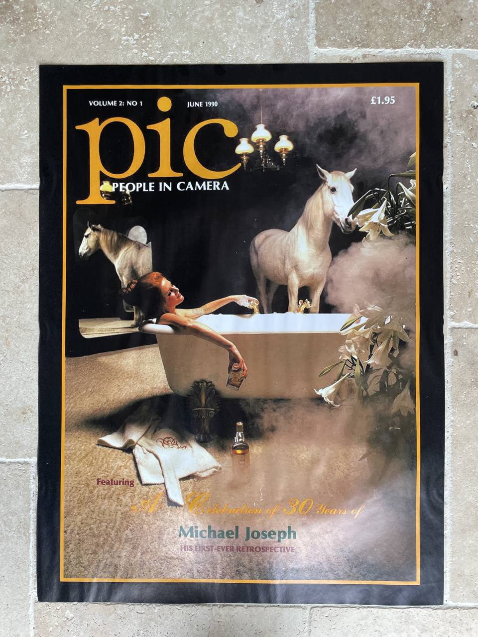 Affiche de couverture du magazine Pic, femme dans un bain avec un verre de whisky White Horse