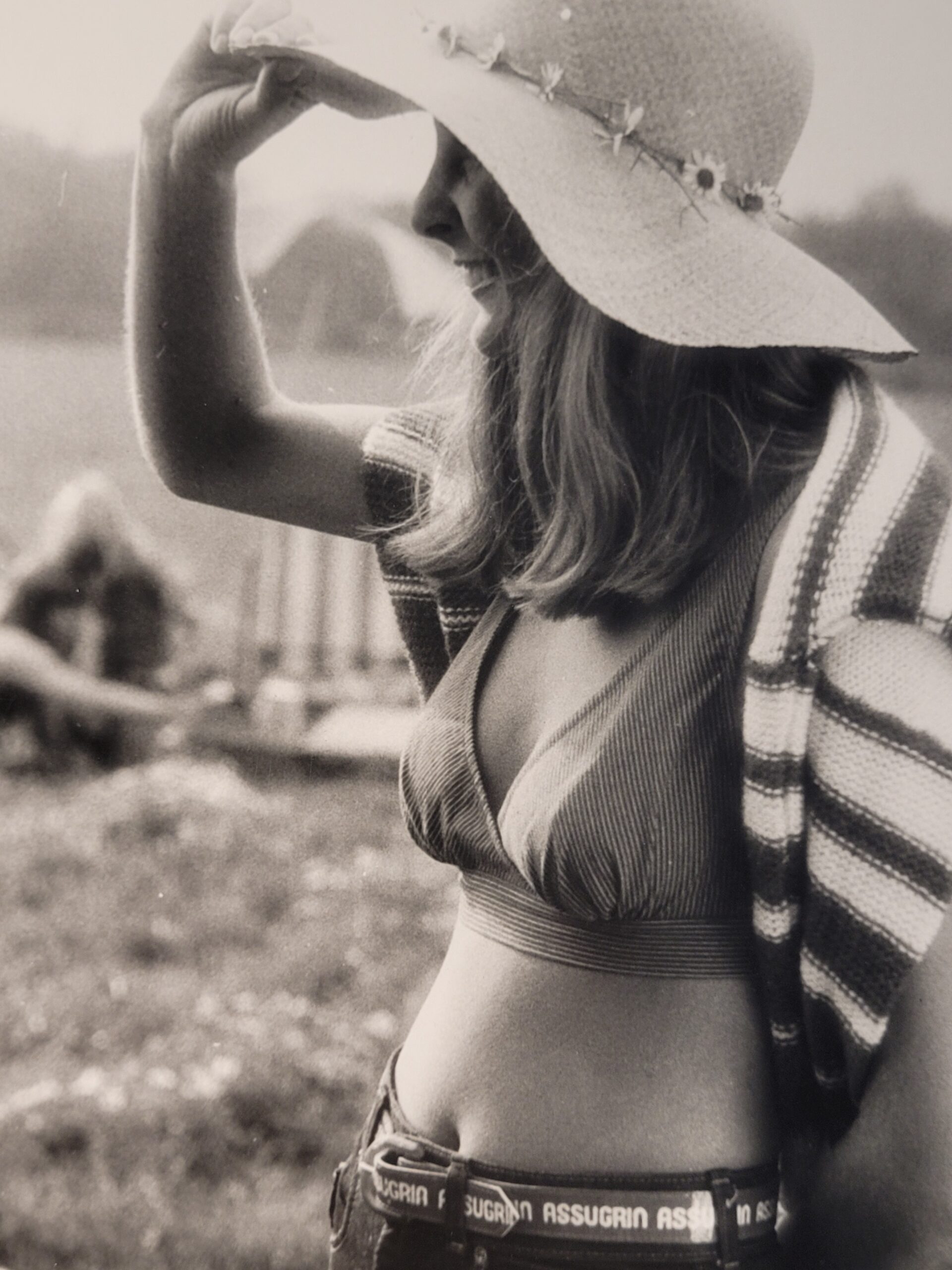 Femme jean bikini au chapeau au collier de paquerettes sur son chapeau dans un pré, tirage test pub Sweetex par Michael Joseph