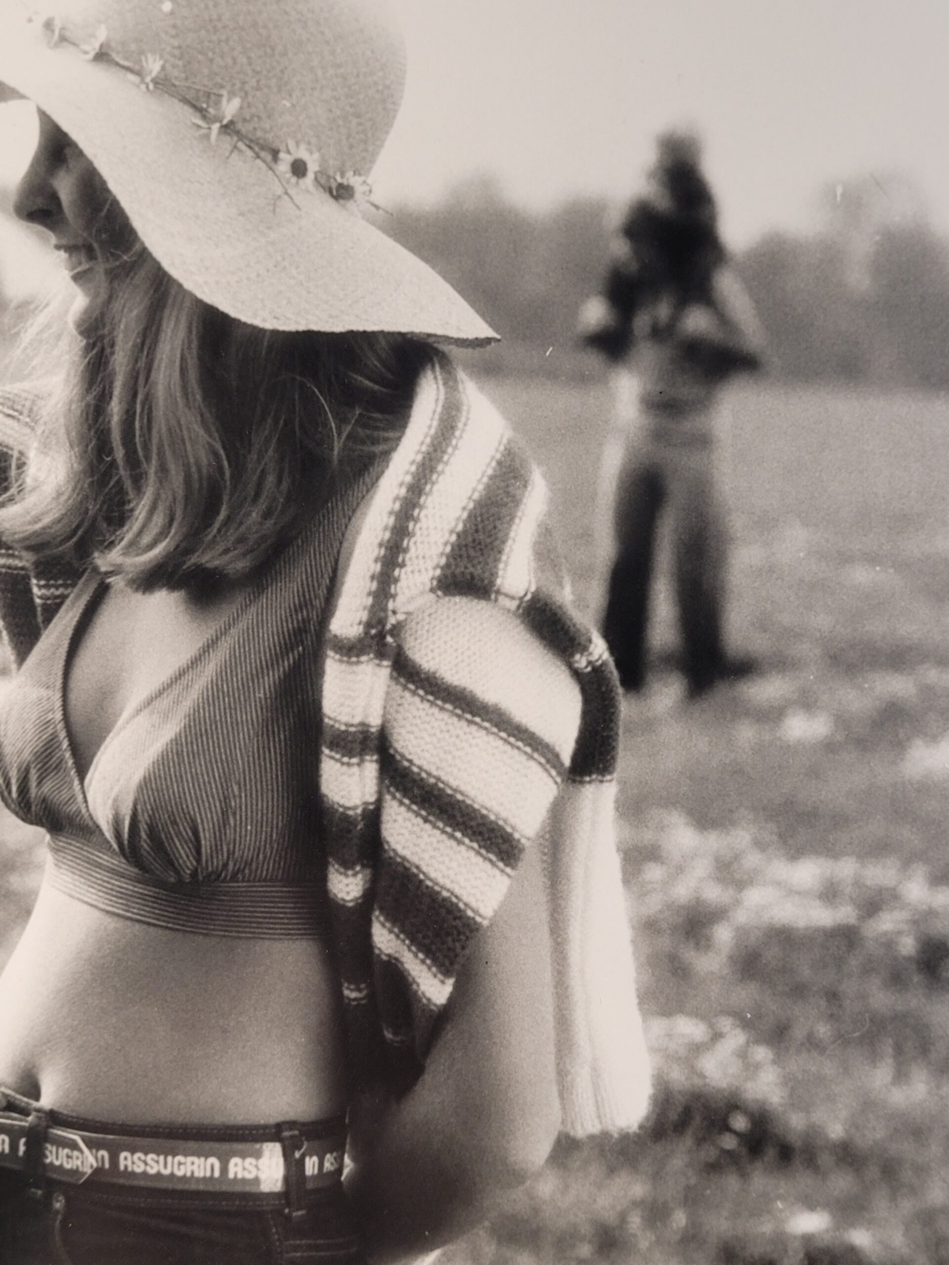 Femme jean bikini au chapeau au collier de paquerettes sur son chapeau dans un pré, tirage test pub Sweetex par Michael Joseph