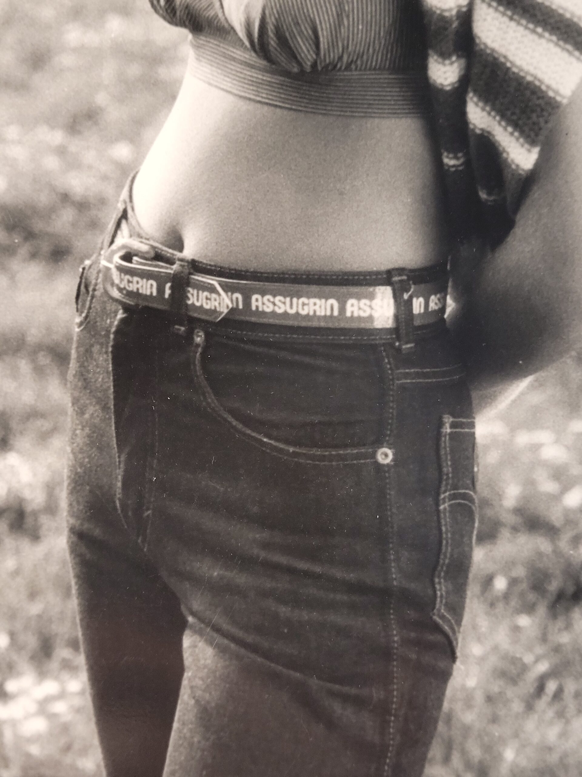 Femme jean bikini au chapeau au collier de paquerettes sur son chapeau dans un pré, tirage test pub Sweetex par Michael Joseph