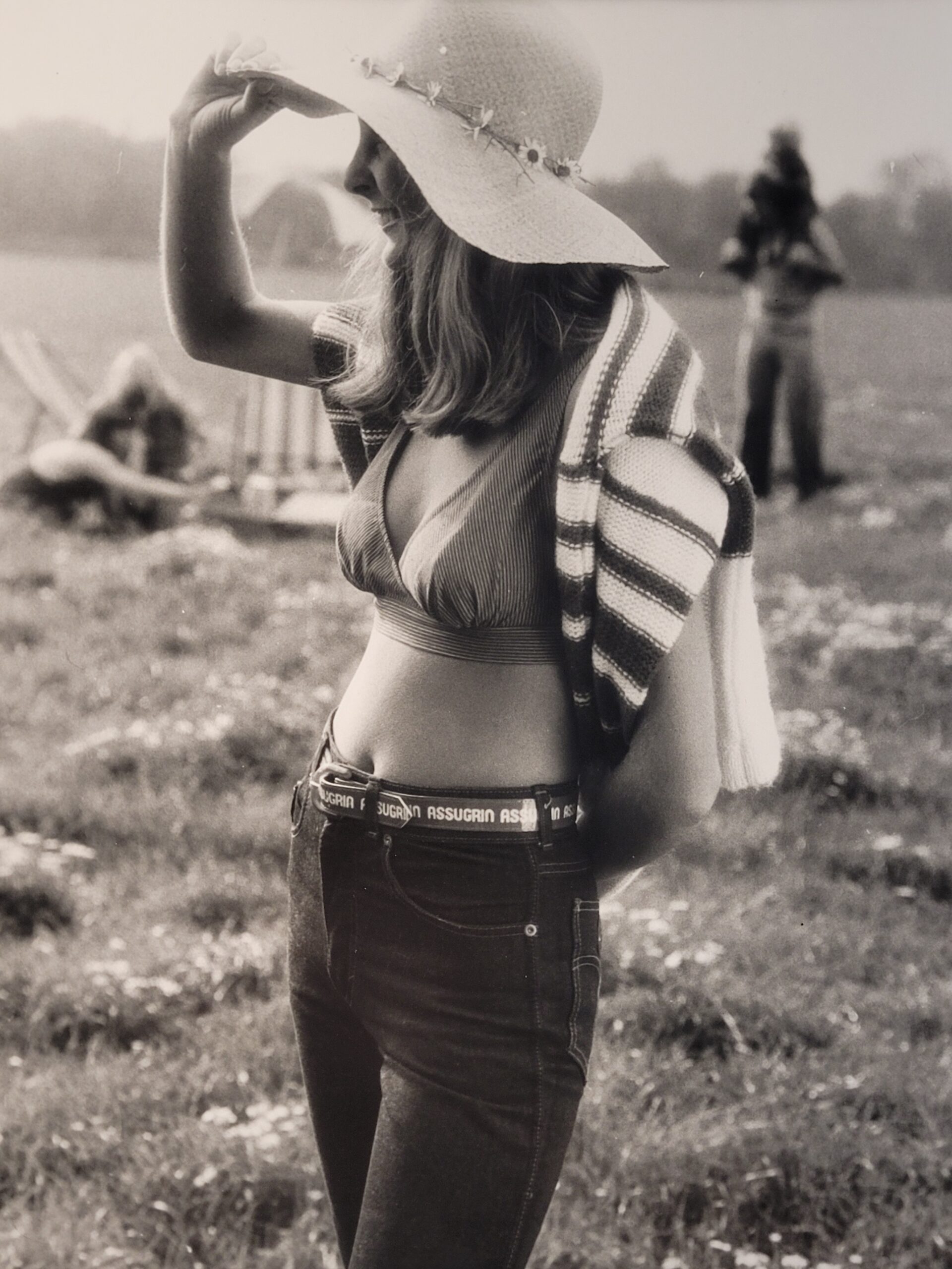 Femme jean bikini au chapeau au collier de paquerettes sur son chapeau dans un pré, tirage test pub Sweetex par Michael Joseph