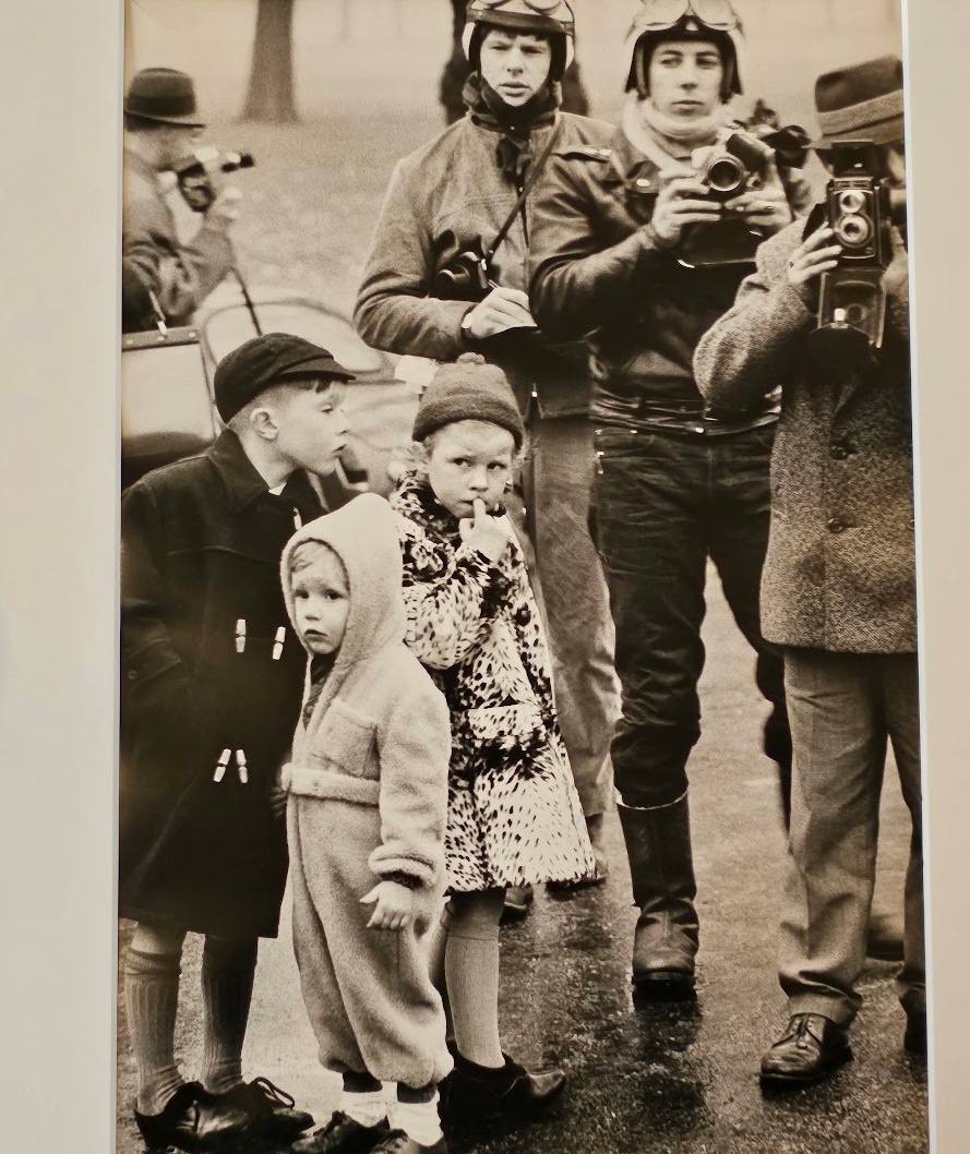 Enfants dehors lors d'une manifestation, photographes derrière, tirage authentique des années soixante par Michael Joseph