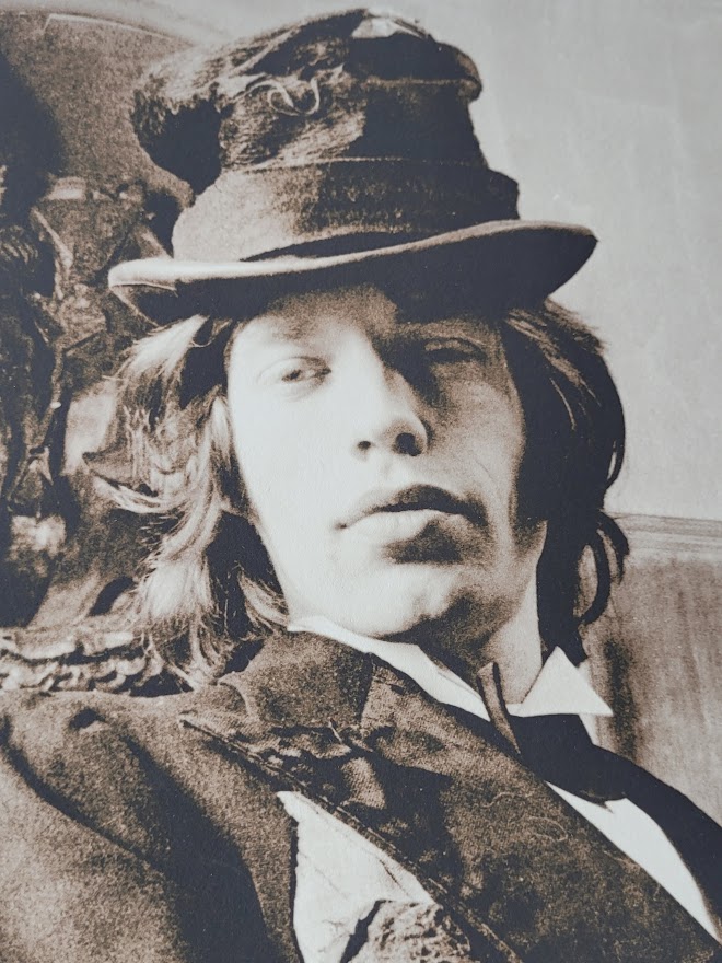 Mick and Chick, Portrait de Mick Jagger avec la poule de Sarum Chase, lors du shooting Beggars' Banquet le 7 Juin 1968