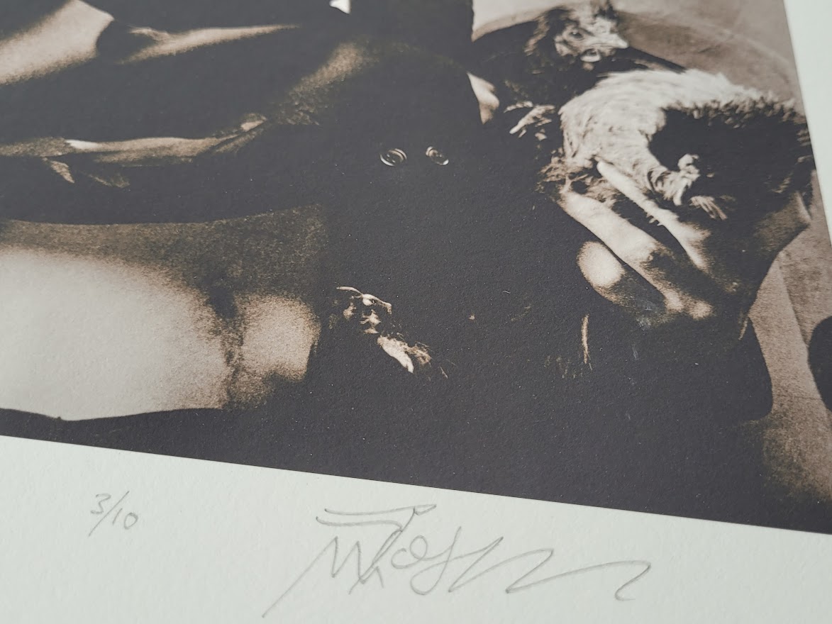 Mick and Chick, Portrait de Mick Jagger avec la poule de Sarum Chase, lors du shooting Beggars' Banquet le 7 Juin 1968