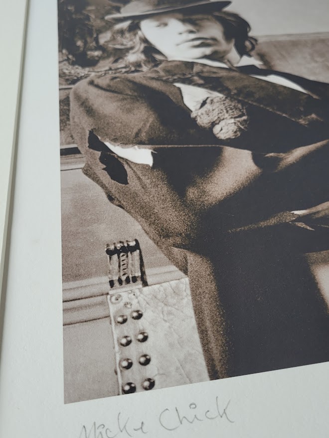 Mick and Chick, Portrait de Mick Jagger avec la poule de Sarum Chase, lors du shooting Beggars' Banquet le 7 Juin 1968