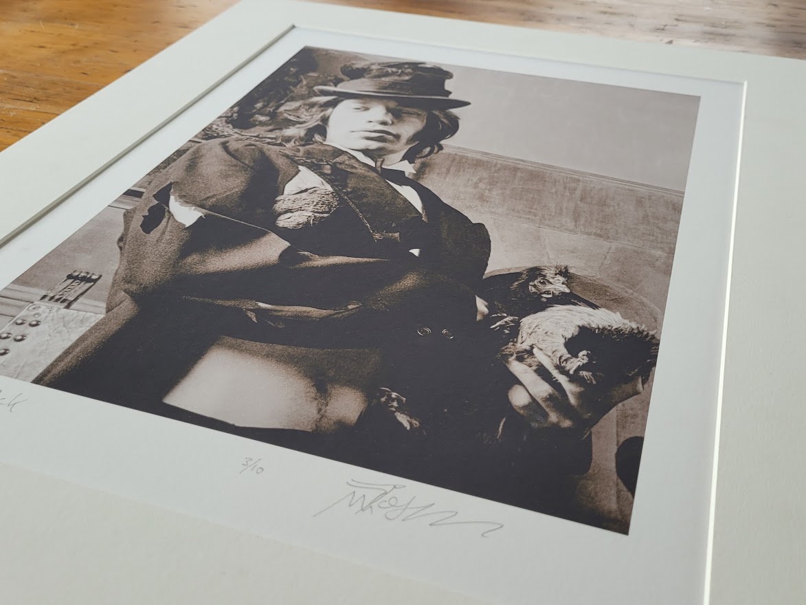 Mick and Chick, Portrait de Mick Jagger avec la poule de Sarum Chase, lors du shooting Beggars' Banquet le 7 Juin 1968