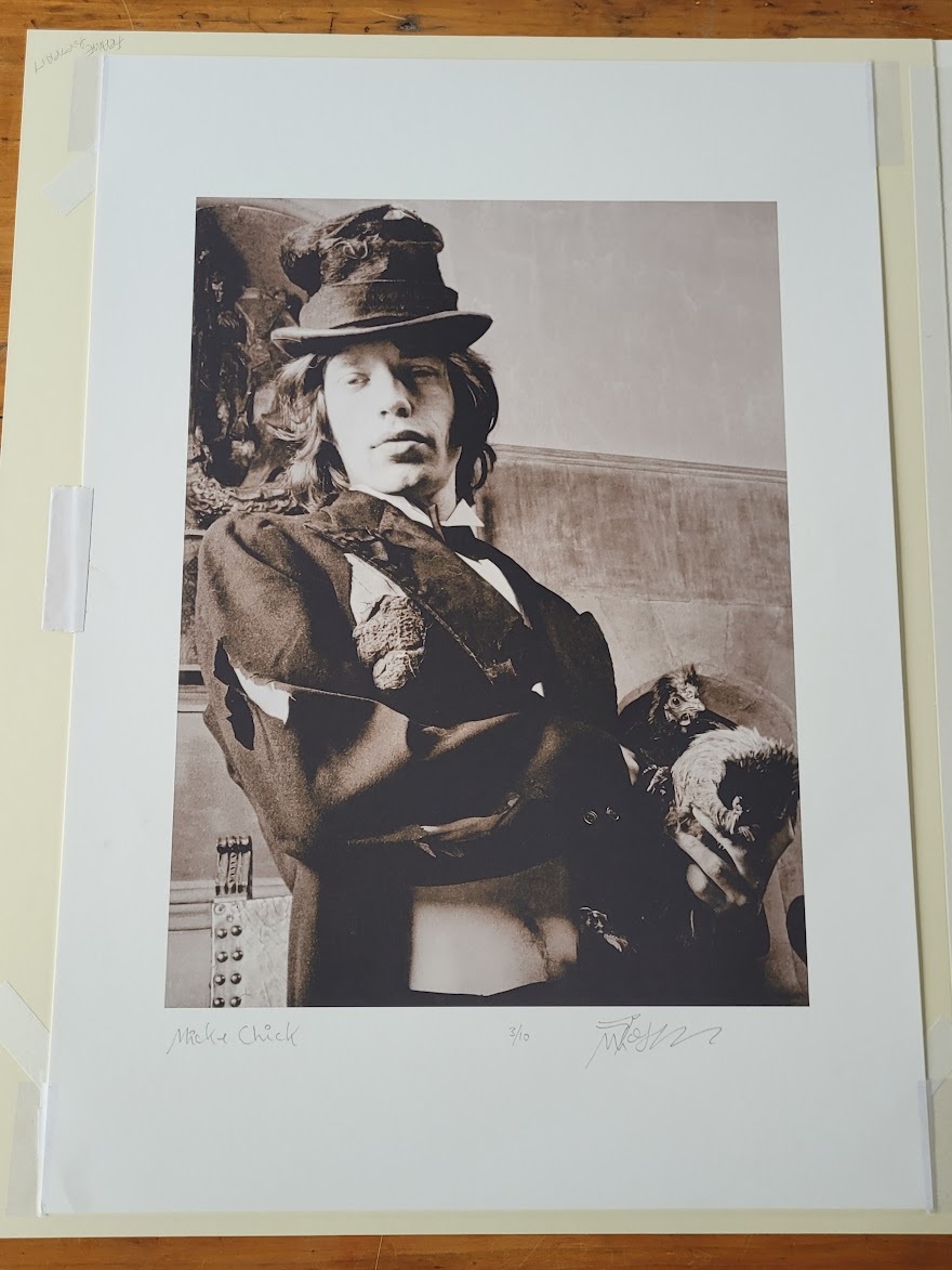 Mick and Chick, Portrait de Mick Jagger avec la poule de Sarum Chase, lors du shooting Beggars' Banquet le 7 Juin 1968
