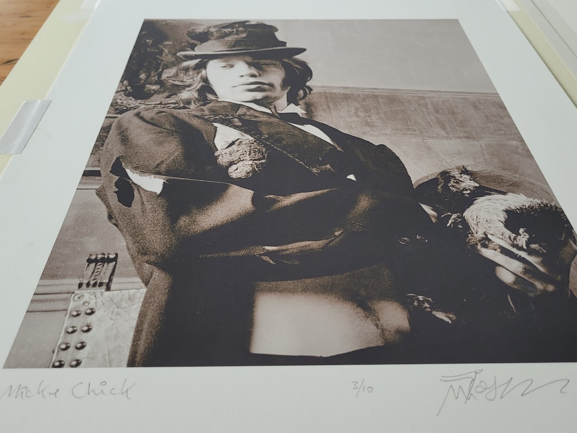 Mick and Chick, Portrait de Mick Jagger avec la poule de Sarum Chase, lors du shooting Beggars' Banquet le 7 Juin 1968