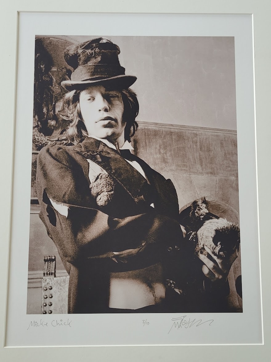 Mick and Chick, Portrait de Mick Jagger avec la poule de Sarum Chase, lors du shooting Beggars' Banquet le 7 Juin 1968