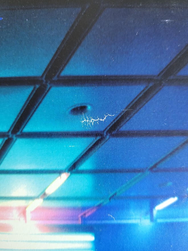 Silhouette d'un couple sur le trottoir roulant à l'aéroport de Munich, image à dominance bleue par Michael Joseph