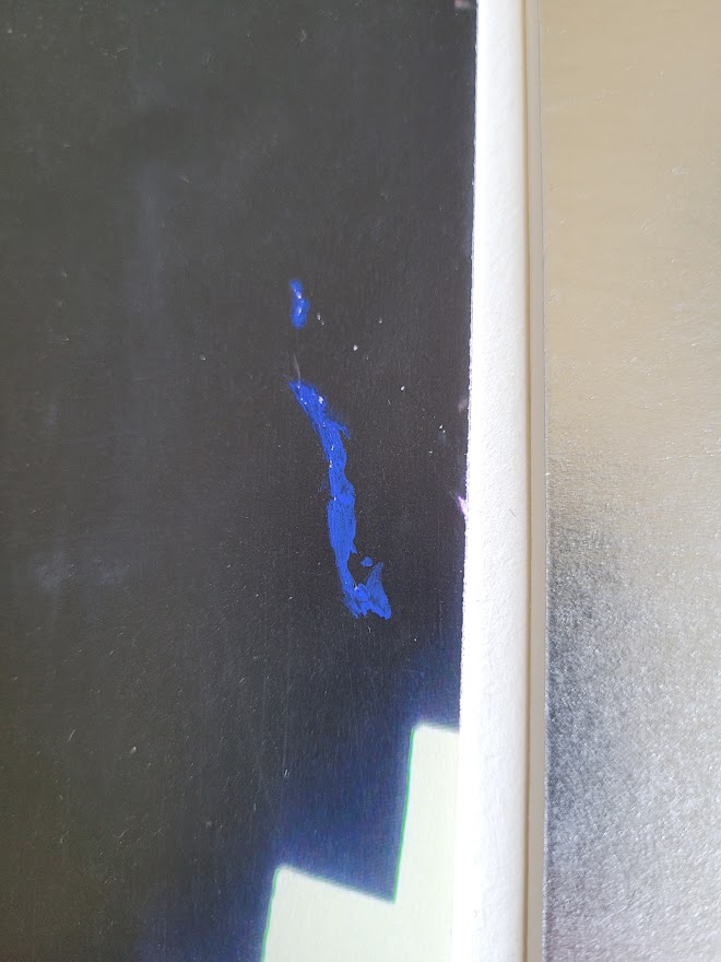 Silhouette d'un couple sur le trottoir roulant à l'aéroport de Munich, image à dominance bleue par Michael Joseph