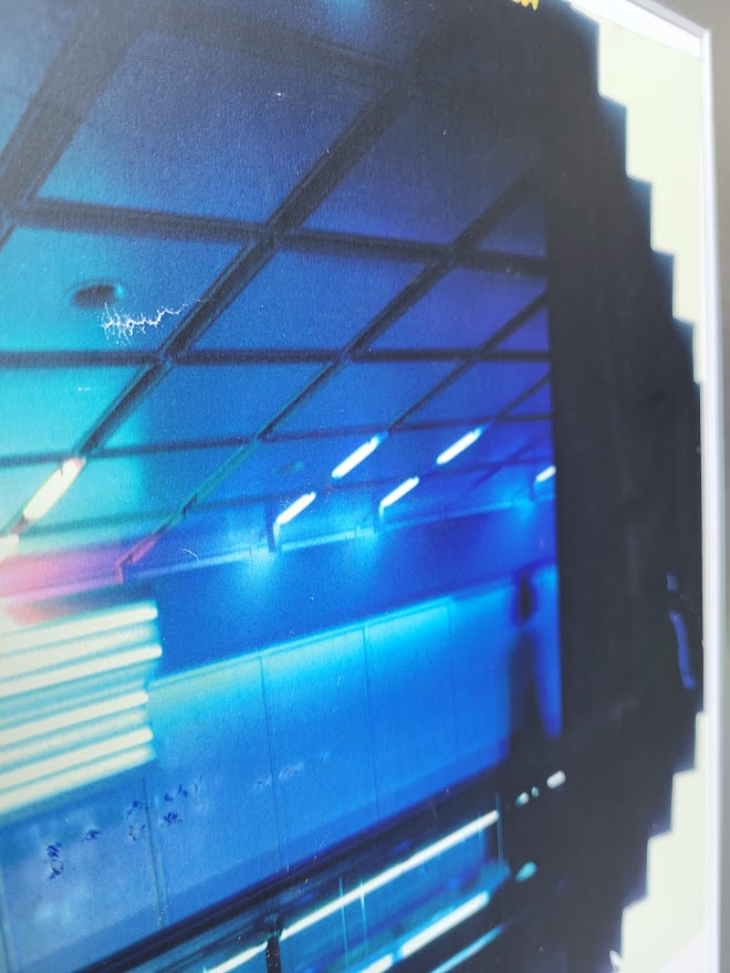 Silhouette d'un couple sur le trottoir roulant à l'aéroport de Munich, image à dominance bleue par Michael Joseph