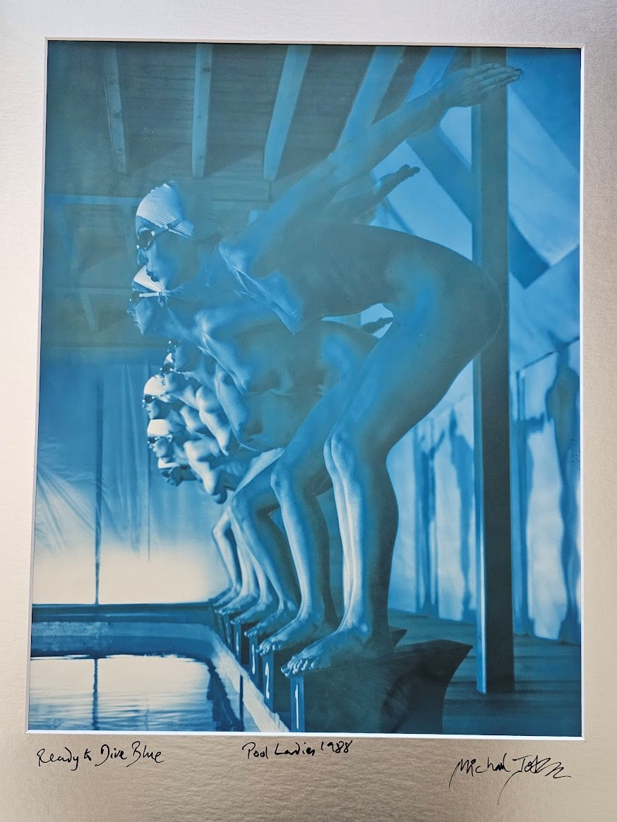 Prêtes à plonger, interview de femmes nues de la piscine pour la séance photo de Playboy aux États-Unis, tirage d'essai bleu unique par Michael Joseph