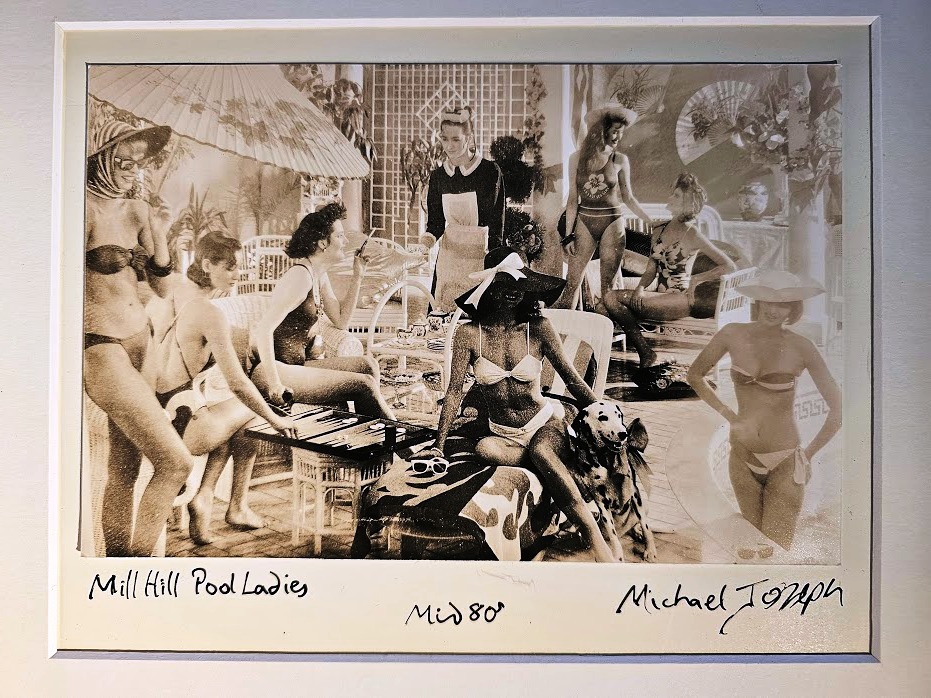 Les dames de la piscine de Mill Hill - cinq femmes en bikini buvant des cocktails au bord de la piscine, test d'impression zoom sur une publicité de Michael Joseph