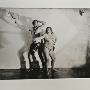 Couple nu dans la salle de bal, chapeau de cow-boy et dame amusante avec plumeau