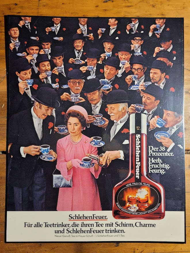 Sosie de la reine entourée d'hommes d'affaire pour une boisson alcoolisée - Publicité par Michael Joseph